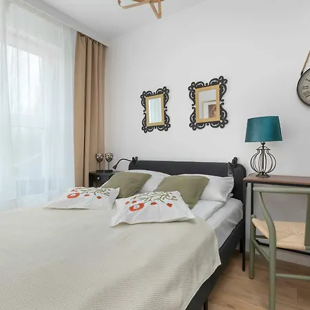 Modern With Garden And Parking In By Renters Apartman