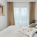 Modern With Garden And Parking In By Renters Апартаменты *