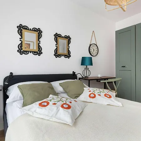 Modern With Garden And Parking In By Renters *