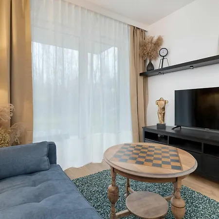 Modern With Garden And Parking In By Renters *
