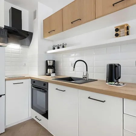 Modern With Garden And Parking In By Renters