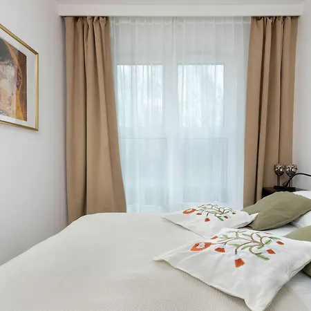 Modern With Garden And Parking In By Renters شقة *