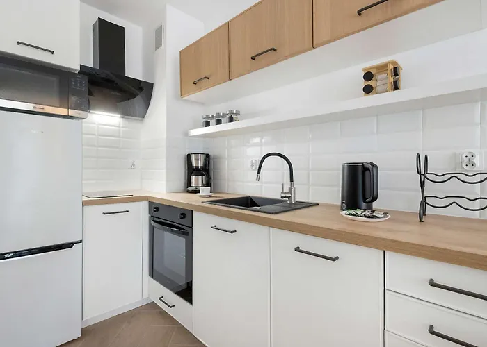 Modern With Garden And Parking In By Renters